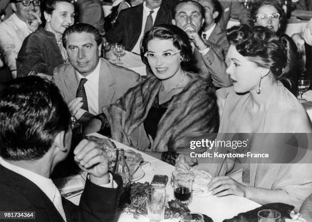 Silvana Mangano et Tania Weber lors d'une réception organisée pour le concours de 'Miss Cinéma' à Rome en Italie, le 28 juillet 1953.