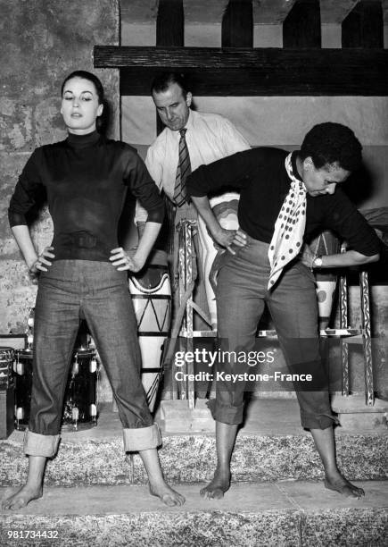 Silvana Mangano prenant des leçons de danse avec Katherine Dunham pour son prochain film 'Mambo' réalisé par Robert Rossen à Rome en Italie, le 25...