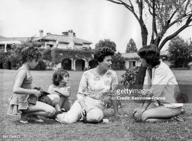Silvana Mangano et ses enfants Veronica, Raffaella et Federico dans le jardin de leur villa à Rome en Italie, le 2 juin 1960.