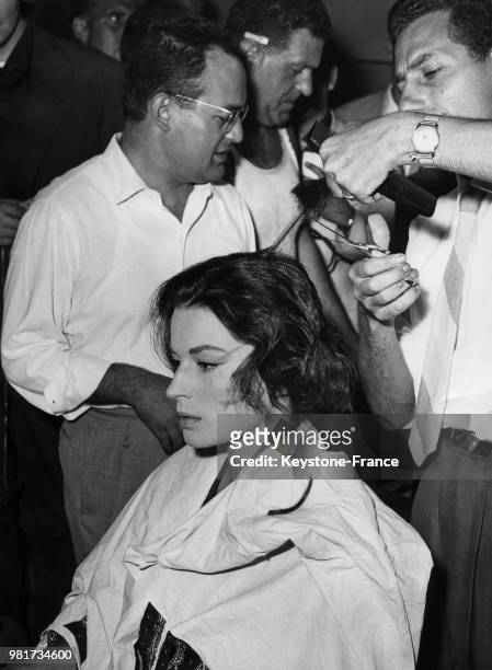 Silvana Mangano se fait couper les cheveux pour jouer dans le film 'Cinq femmes marquées' réalisé par Martin Ritt à Rome en Italie, le 22 juillet...