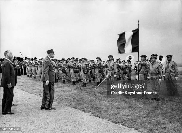 Le général Charles de Gaulle passe en revue le détachement italien lors du 50ème anniversaire de la deuxième bataille de la Marne à la Butte...