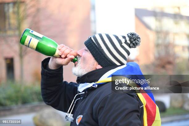 Dpatop - Eduard Alonso from the Spanish city of Girona drinks from a bottle of sekt outside the correctional facility where former Catalan Regional...