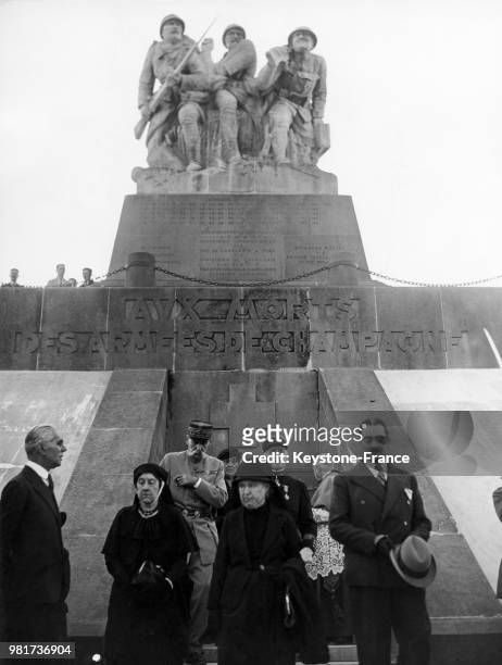 La veuve du général Eon, la veuve du général Marchand et le général Pelletier lors de la cérémonie commémorative des combats de Champagne au monument...