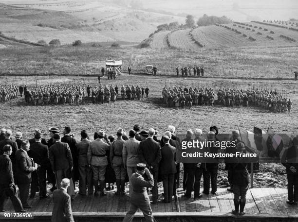 Le général Barbeyrac assiste aux manoeuvres militaires près de Montmédy en France, le 23 août 1936.