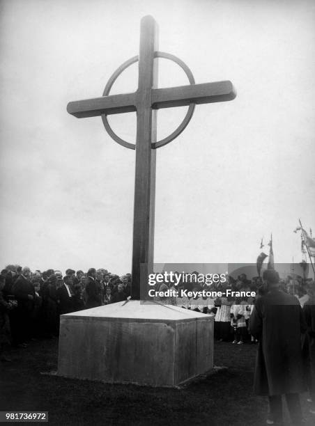 La bénédiction du nouveau calvaire du cimetière militaire de Suippes dans la nécropole nationale de la ferme de Suippes dans la Marne en France, le...