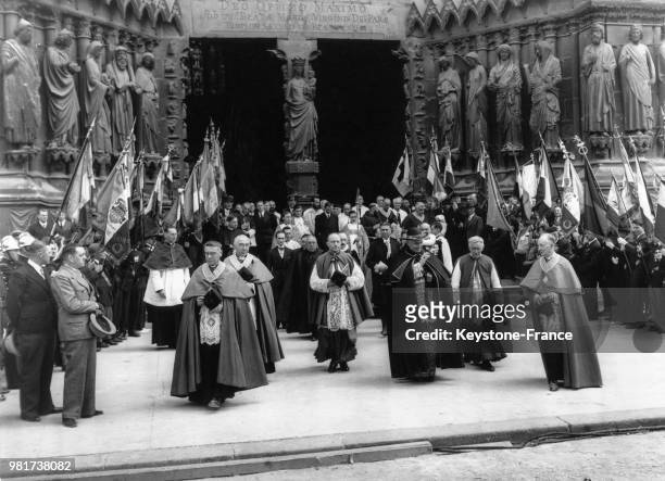 Sortie des évêques après la messe lors de l'inauguration de la cathédrale de Reims dans la Marne en France, le 10 juillet 1938.
