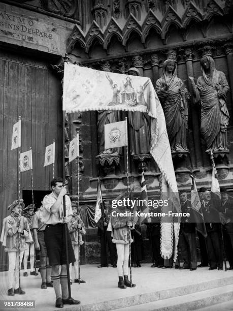 Remise de l'étendard de Jeanne d'Arc par une délégation anglaise sur le parvis de la cathédrale, lors de la cérémonie de la consécration de la...
