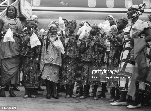 Ensemble national du Cameroun à son arrivée à l'aéroport du Bourget en France, pour présenter leur spectacle au théâtre des Nations, le 4 juillet...