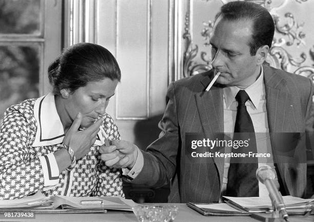 Le 20 juin 1974, le premier ministre Jacques Chirac, qui vient de former son gouvernement, allume la cigarette de la ministre de la santé Simone Veil...