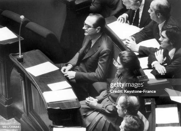 Le 26 novembre 1974 à l'Assemblée nationale à Paris en France, le premier ministre Jacques Chirac est assis sur le banc des ministres aux côtés de la...