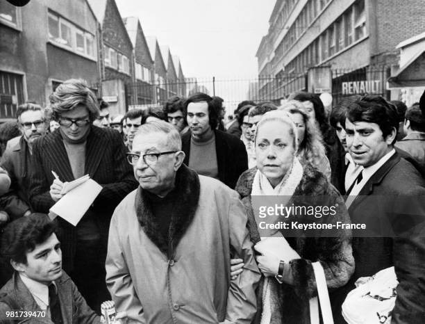 Le 28 février 1972, l'auteur Jean-Paul Sartre et Michelle Vian assistent à une manifestation devant les grilles de la régie Renault à...