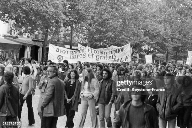 Le 7 octobre 1979, des milliers de femmes manifestent dans les rues de Paris en France pour l'avortement libre et gratuit, à la veille de l'examen de...