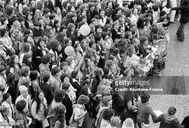 Le 7 octobre 1979, des milliers de femmes manifestent dans les rues de Paris en France pour l'avortement libre et gratuit, à la veille de l'examen de...