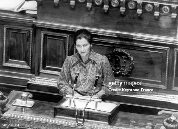 Simone Veil, ministre de la santé, prononce son discours sur le projet de loi en faveur de l'avortement, à la tribune du Sénat, à Paris en France, le...