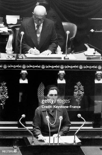 Simone Veil, ministre de la santé, présente aux députés le projet de loi en faveur de l'avortement, à l'Assemblée Nationale, à Paris en France, le 26...