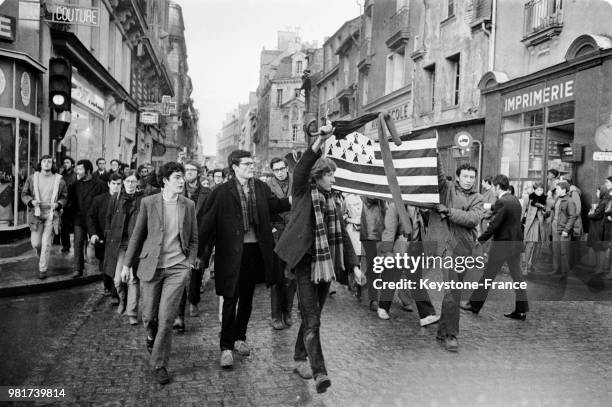 Manifestation autonomiste et contestataire avec drapeau breton dans les rues de Rennes en France, lors du voyage du général de Gaulle en Bretagne, le...