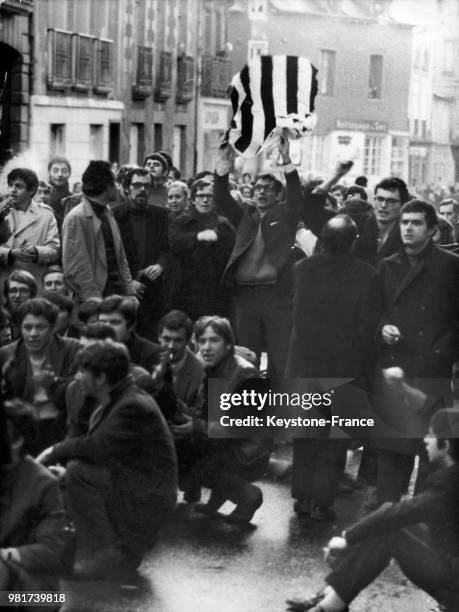 Manifestation autonomiste et contestataire avec drapeau breton dans les rues de Rennes en France, lors du voyage du général de Gaulle en Bretagne, le...
