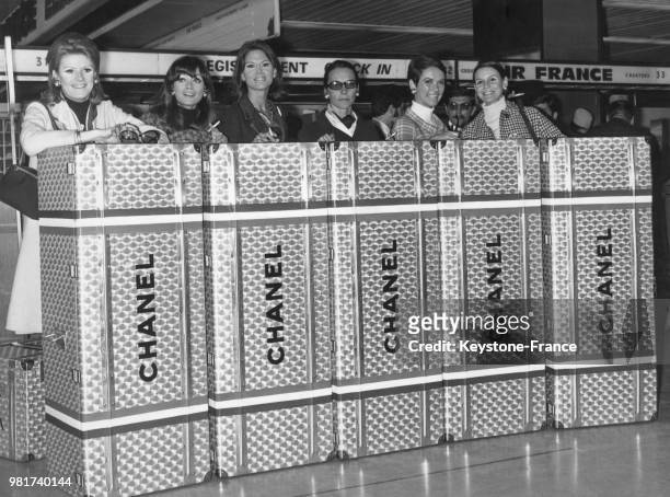 Les mannequins Chanel, au départ à l'aéroport d'Orly en France, vont aller présenter la Collection Automne/Hiver 1967/1968 en Russie au festival...