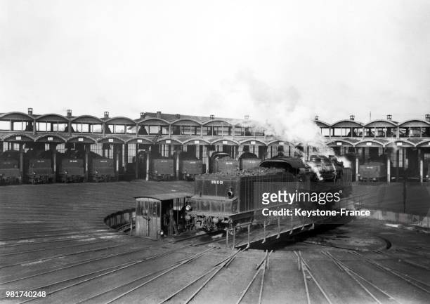 Une locomotive à vapeur de la compagnie du chemin de fer Paris-Lyon-Méditerranée , est positionnée sur une 'plaque tournante' pour faciliter sa...