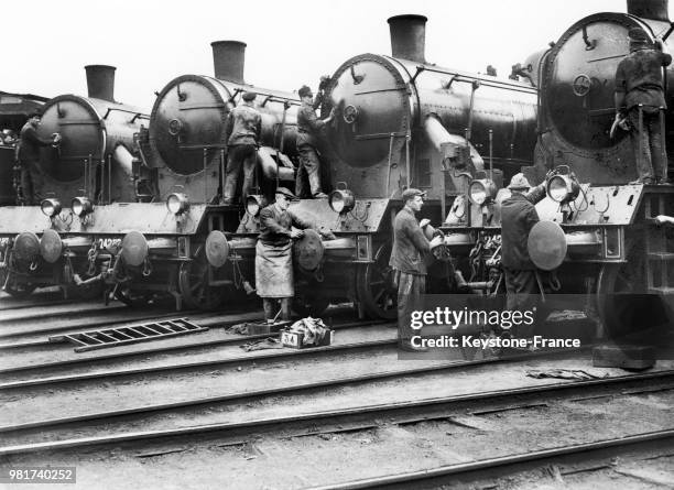 Entretien des locomotives à vapeur de la compagnie du chemin de fer Paris-Lyon-Méditerranée en France, en juin 1936.