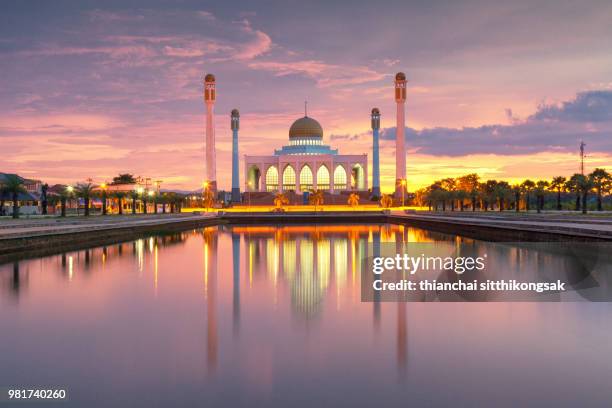 blur of mosque during sun set - sheikh zayed mosque stock-fotos und bilder