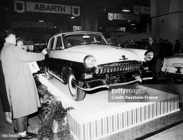 Présentation du nouveau modèle russe Volga à l'avant-première du salon de l'automobile à Earls Court à Londres en Angleterre au Royaume-Uni, le 20...