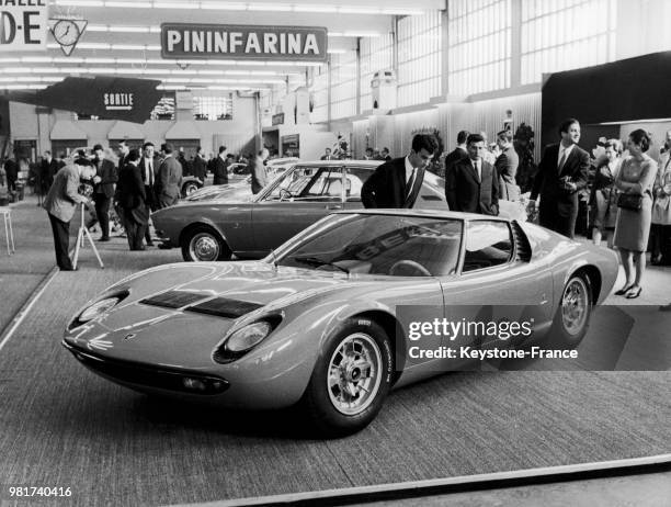 Présentation du coupé sport Lamborghini P 400 'Miura' au salon international de l'automobile à Genève en Suisse, en mars 1966.