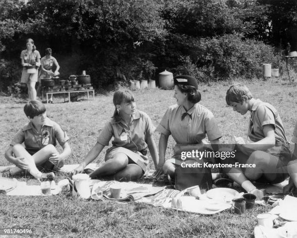 La princesse Margaret lors d'une visite dans un camp scout à East Grinstead dans le Sussex en Angleterre au Royaume-Uni, le 26 juillet 1967.