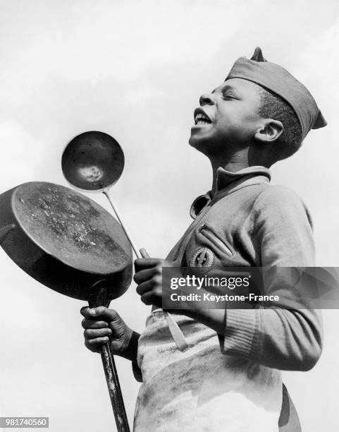 Toni Fayal appelant pour le dîner lors du camp scout d'été international des 'United Nations Boys Club' à Ness dans le Cheshire en Angleterre au...