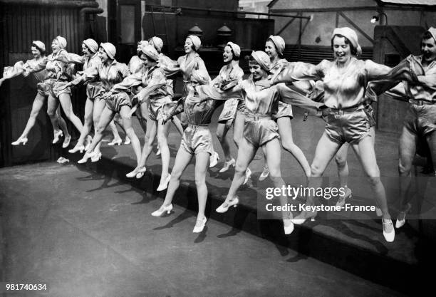 Les Tiller Dancing Girls répètent au Palladium Theatre à Londres en Angleterre au Royaume-Uni, le 1er mai 1934.