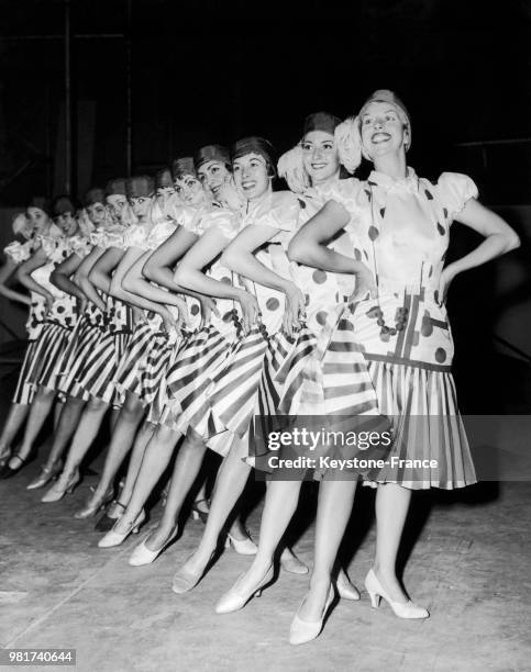 Les 'Toppers' répètent avant leur show à Earl's Court pour l'ouverture du Radio Show à Londres en Angleterre au Royaume-Uni, le 1er septembre 1953.