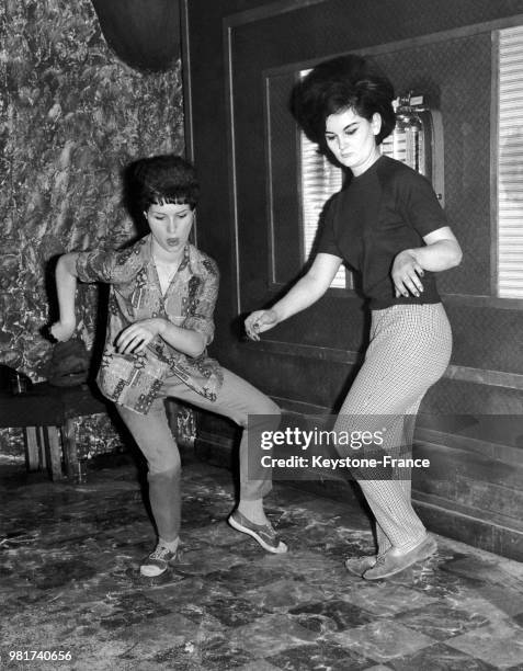 La nouvelle championne du monde du twist est Rita Franks, 19 ans, twistant ici avec Toni Sinclair, en Angleterre au Royaume-Uni, le 20 février 1962.