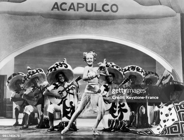 Betty Grable danse, accompagnée par un orchestre mexicain, dans un cabaret à New York aux Etats-Unis.