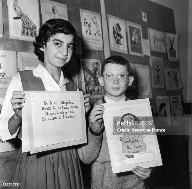 Alice Atamian, premier prix du slogan, et Alain Lenoir, premier prix du dessin, au concours sur la sobriété ouvert aux enfants de 11 à 14 ans et...