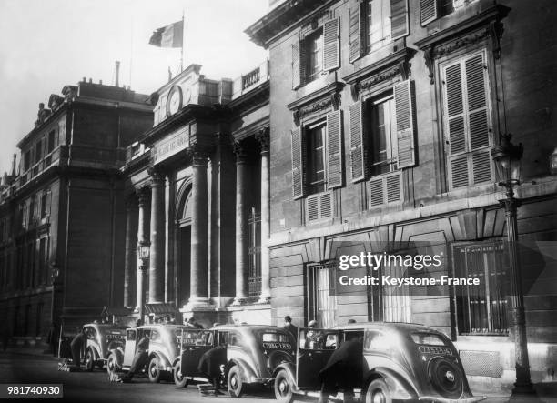 Dépôt d'une pétition de la confédération nationale des anciens combattants et victimes de la guerre à l'arrière de l'assemblée nationale au palais...