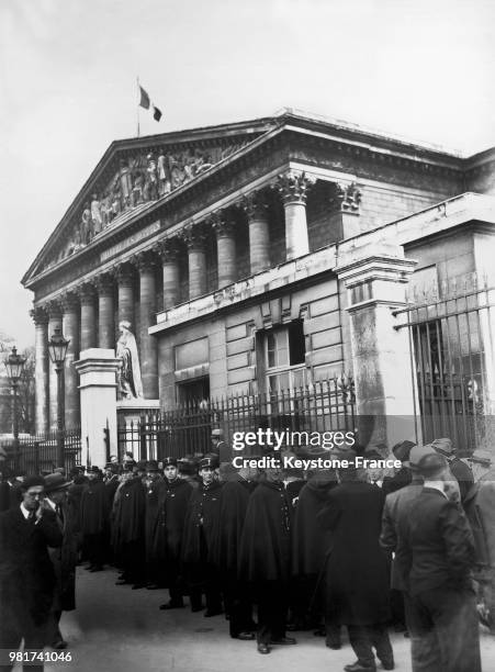 File de spectateurs devant l'assemblée nationale dans le palais Bourbon à Paris en France, le 23 mars 1937.