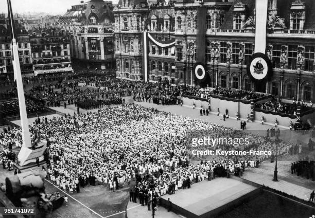 Cérémonie lors du 150ème anniversaire du drapeau tricolore devant l'hôtel de ville à Paris en France, le 12 juillet 1939.