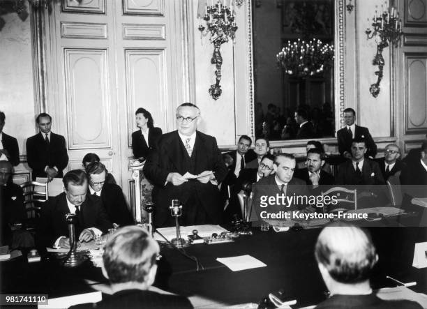 Le secrétaire d'état des affaires étrangères britannique Ernest Bevin lors de la conférence des 16 au quai d'Orsay à Paris en France, le 23 septembre...