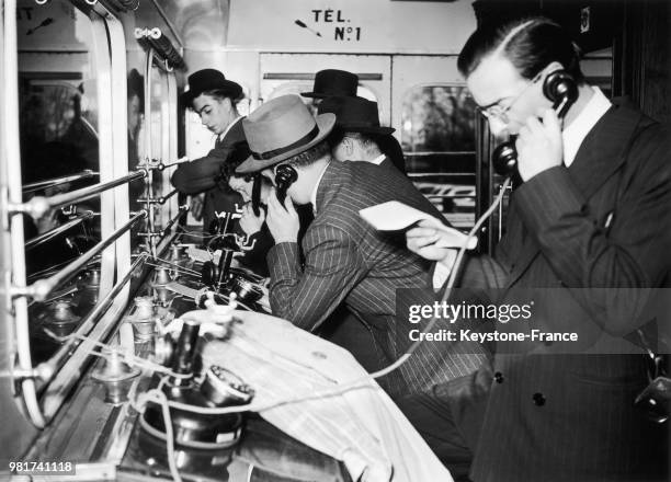 Les journalistes se ruent sur les téléphones pour transmettre les informations après le discours de Georges Bidault à l'issue de la conférence des 16...