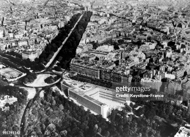 Vue aérienne du nouveau palais de l'OTAN porte Dauphine à Paris en France, le 3 décembre 1959 - Vue également de l'avenue Foch avec l'Arc de Triomphe...