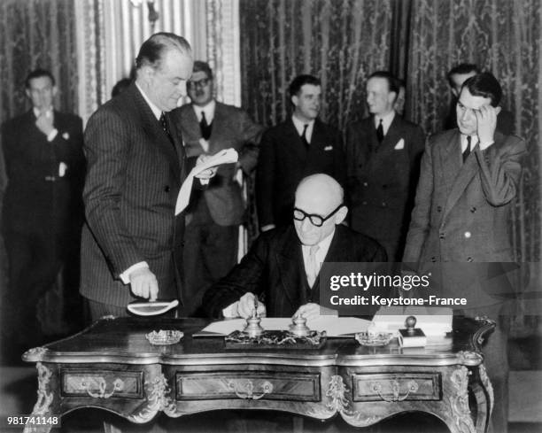 Le ministre des affaires étrangères Robert Schuman lors de la signature du traité instituant la Communauté européenne du charbon et de l'acier ou...