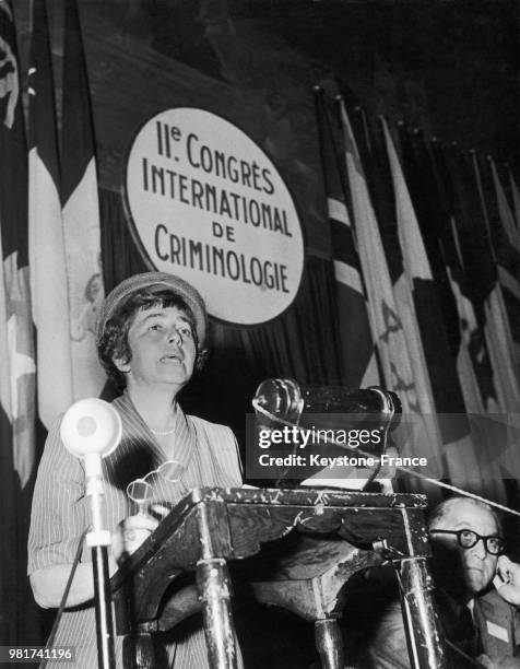 Conférence de madame Glueck sur l'enfance délinquante au deuxième congrès international de criminologie dans le grand amphithéâtre de la Sorbonne à...