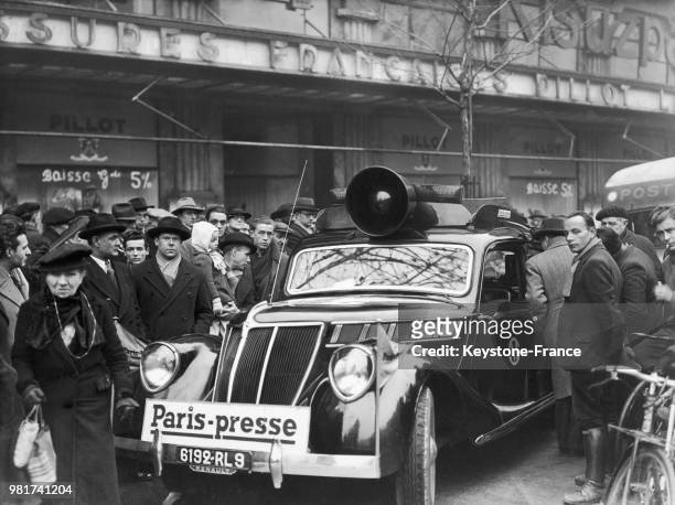 Pour compenser la grève des journaux, des voitures munies de haut-parleurs diffusent les dernières nouvelles à Paris en France, le 10 janvier 1947.