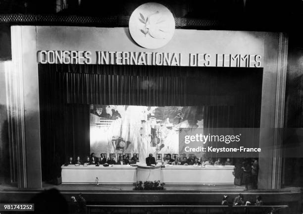 Madame Barber, représentante indienne, au congrès international des femmes à la maison de la Mutualité à Paris en France, le 28 novembre 1945.