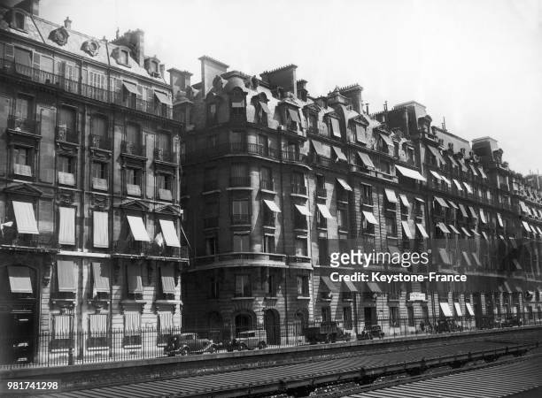 De nombreux stores sont baissés ou les volets sont fermés pour se protéger de la chaleur à Paris en France, le 22 juin 1936.