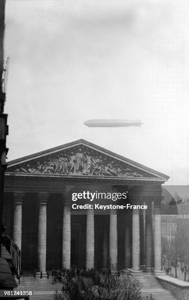 Le Graf Zeppelin survole l'église de la Madeleine à Paris en France, en avril 1930.