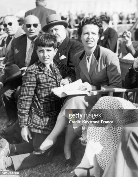 Jacqueline Auriol et son fils Jean-Paul assistent au salon aéronautique de Farnborough en Angleterre au Royaume-Uni, le 9 septembre 1953.