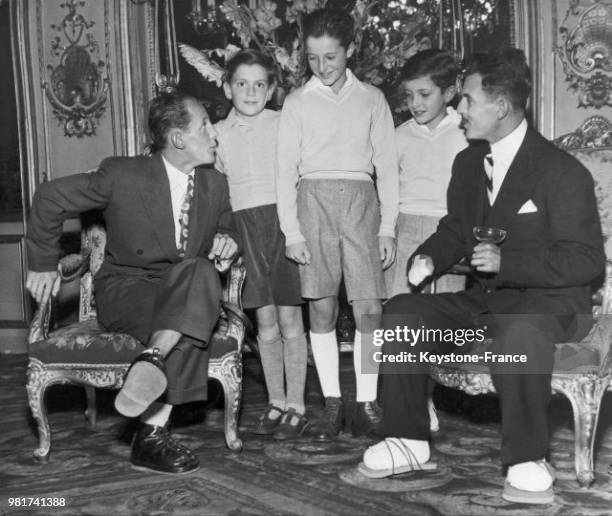 Louis Lachenal et Maurice Herzog sont reçus au palais de l'Elysée, ici avec les petits-fils de Vincent Auriol et de monsieur Kosciusko, à Paris en...