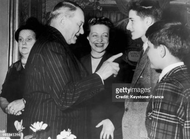 Le président de la république René Coty s'entretient avec Jacqueline Auriol et ses enfants Jean-Pierre Auriol et Jean-Paul Auriol dans les salons du...