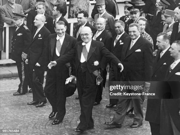 Après la passation de pouvoir, le nouveau président de la république René Coty raccompagne Vincent Auriol, en France, le 16 janvier 1954 - A leurs...